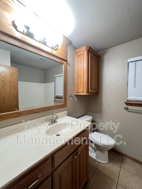 Building Photo - 701 N Ponderosa Way