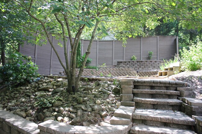 Building Photo - 2108 Valley Dale Ln