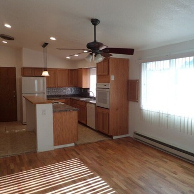 Building Photo - Super Cute & Charming 2-Bedroom Des Moines Home With Giant Fenced Yard!!