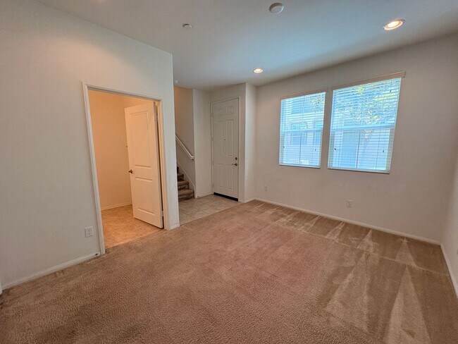 Building Photo - 3 Bed, 4 Bath in Eastvale!