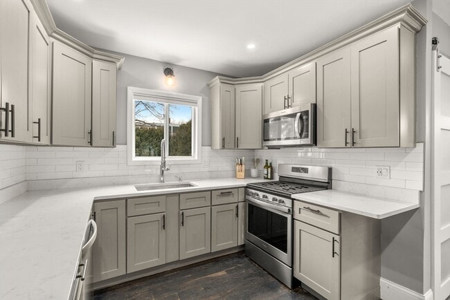 Building Photo - 133 Nichols St