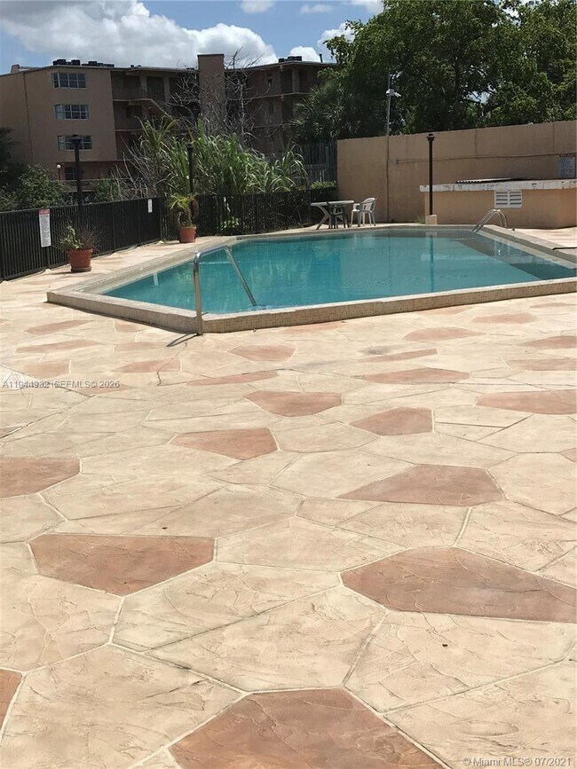 Building Photo - 1325 W 68th St