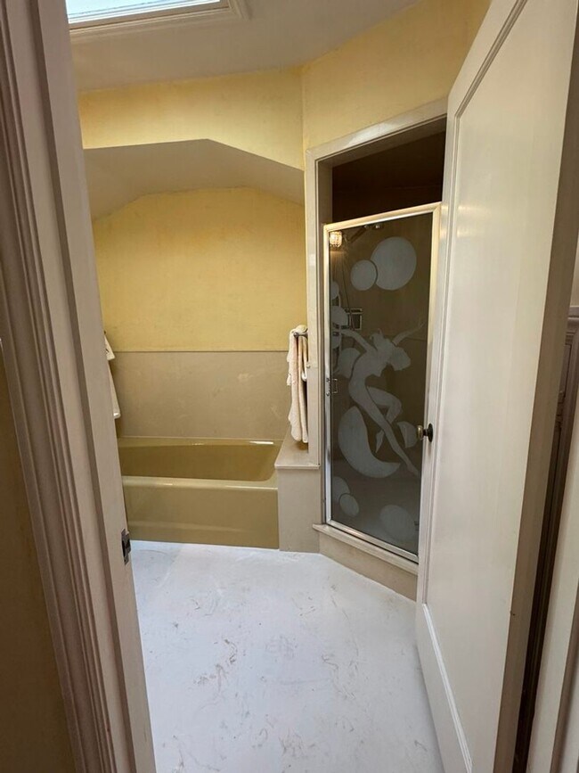 Building Photo - Elegant Geneva Heights Family Home