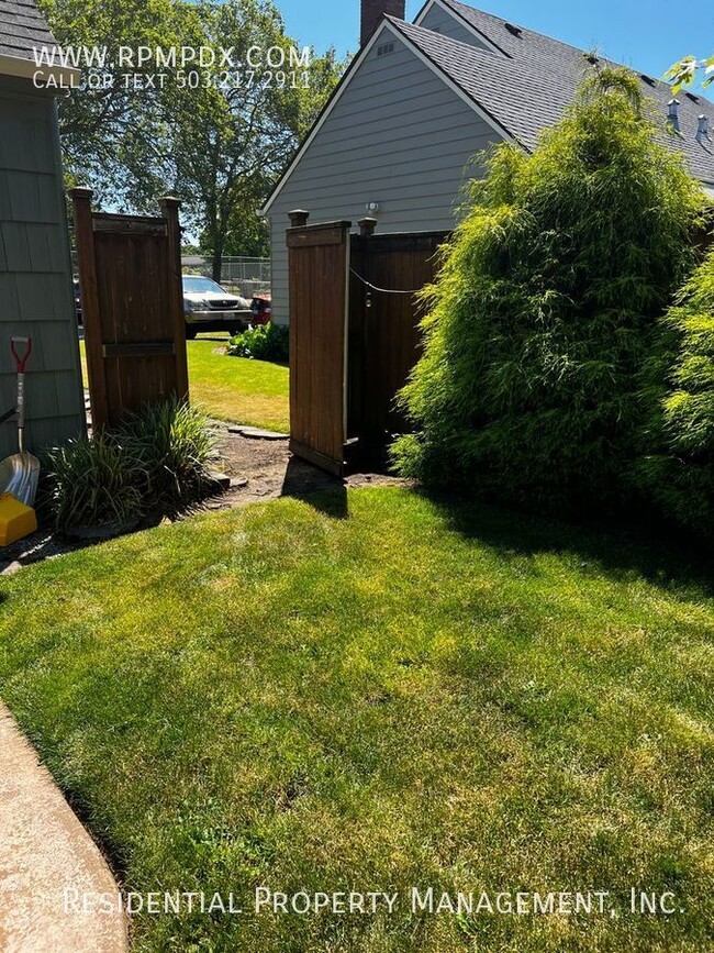 Building Photo - Coveted University Park Portland Bungalow!