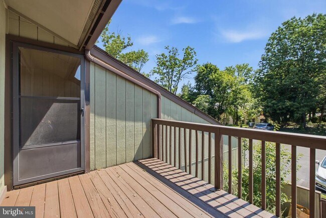 Building Photo - 27 Darien Way