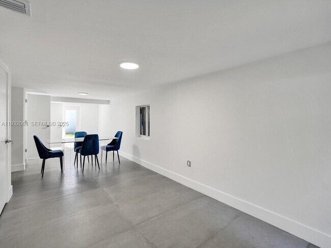 Building Photo - 210 NE 85th St