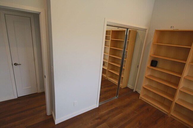 Building Photo - Furnished Recently Renovated Townhome