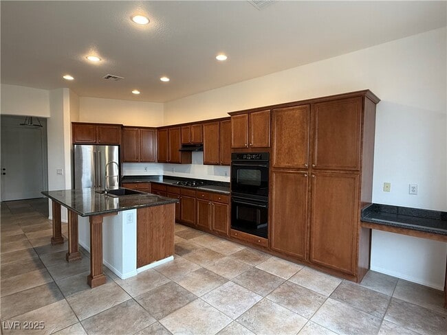 Building Photo - 320 Corsicana St