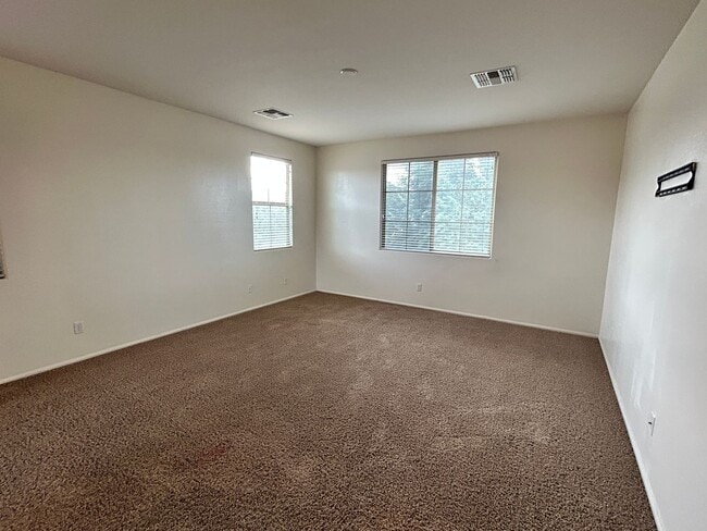 Building Photo - Spacious 4 Bedroom, 3 Bath Two-Story Glend...