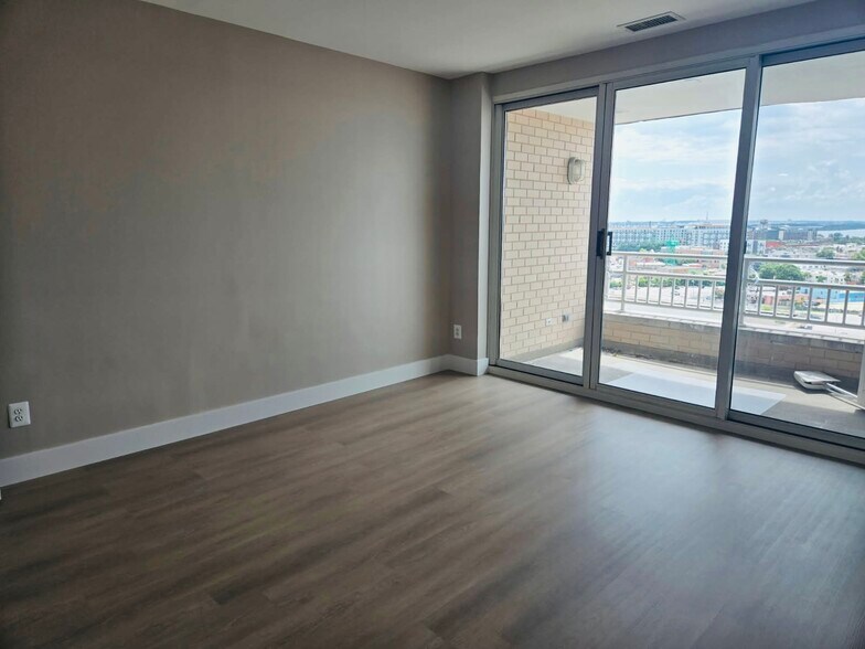 Building Photo - 100 Harborview Dr