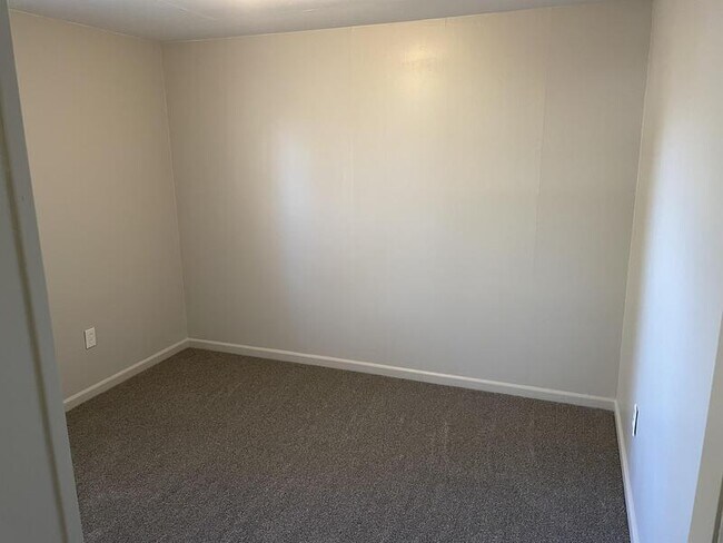 Building Photo - 1040 Spruce St NE