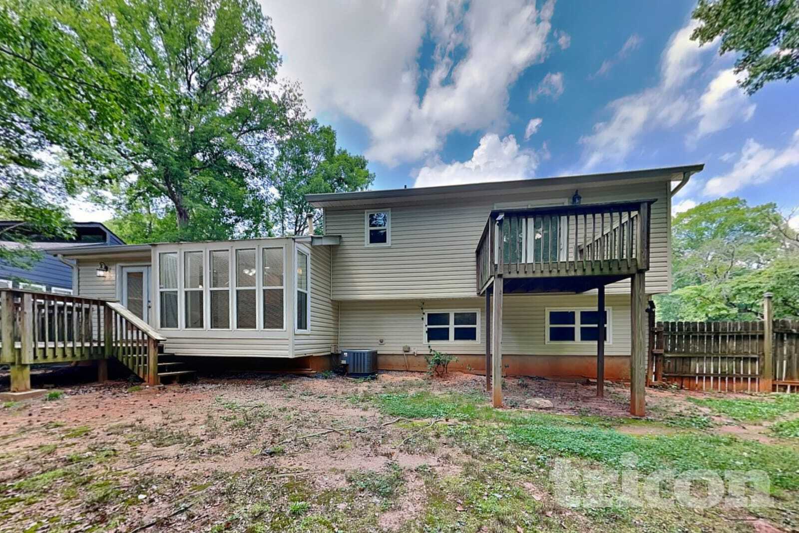 Building Photo - 6583 Oakwood Dr