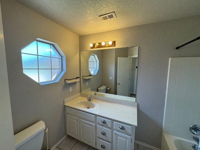 Building Photo - 3 bed 2 bath, storm shelter and  all wood floors in Moore Schools