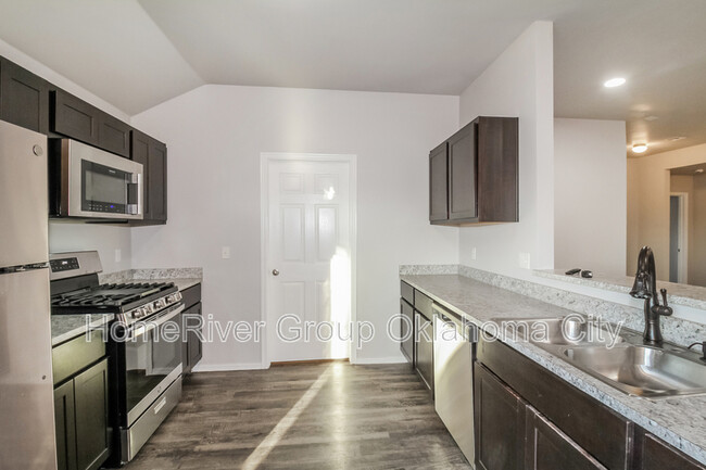 Building Photo - 2025 Bosc Dr
