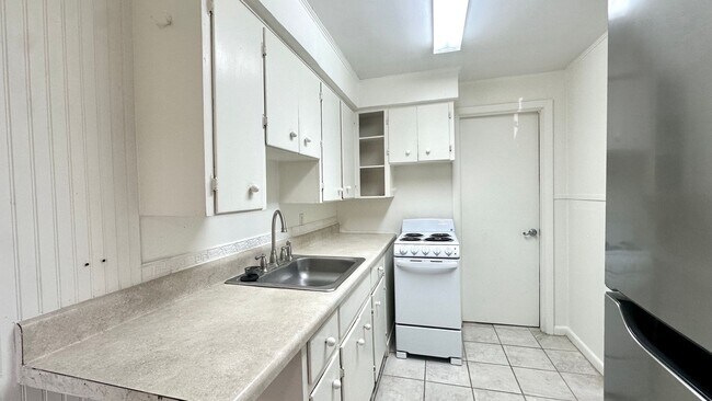 Building Photo - 1/2 Block  to the Beach & Main Beach Park!