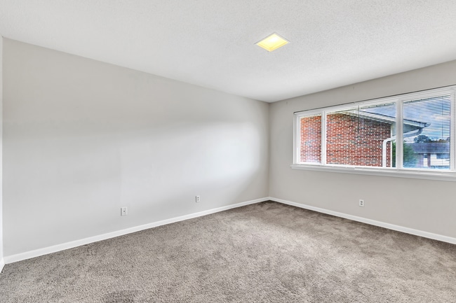 Building Photo - 2 Bedroom Walking Distance to NCSU!