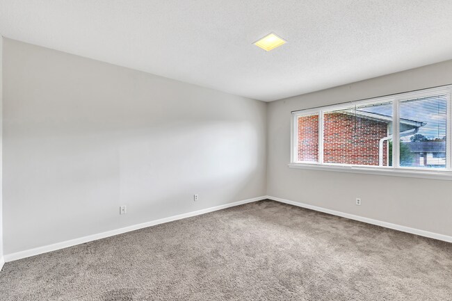 Building Photo - 2/2.5 Walking Distance to NC State
