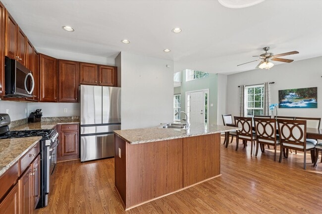 Building Photo - 3B/2.5B End Unit Townhome in Penns Manor A...