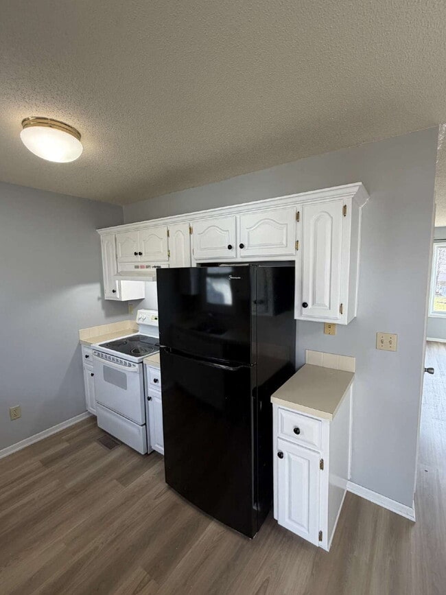 Building Photo - Newly renovated 2-bedroom 1.5 bath townhouse Near Merle Hay Mall!