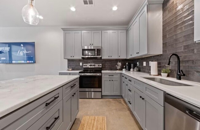 Building Photo - FOR RENT in LAFAYETTE!