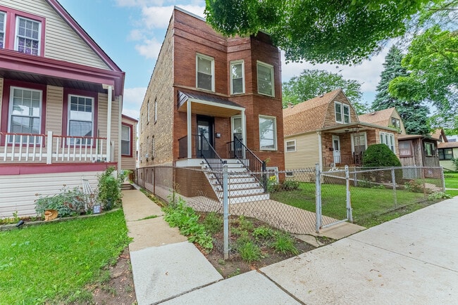 Building Photo - 4730 W Warwick Ave