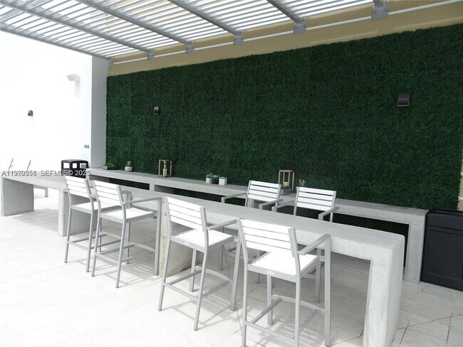 Building Photo - 1010 SW 2nd Ave