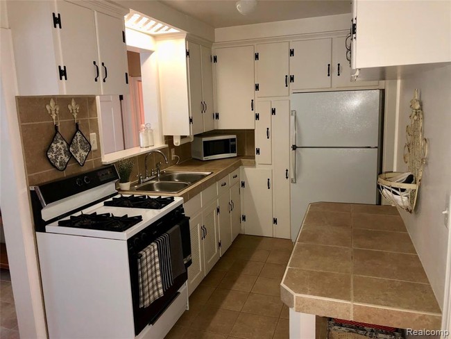 Building Photo - 4302 Sheridan Dr