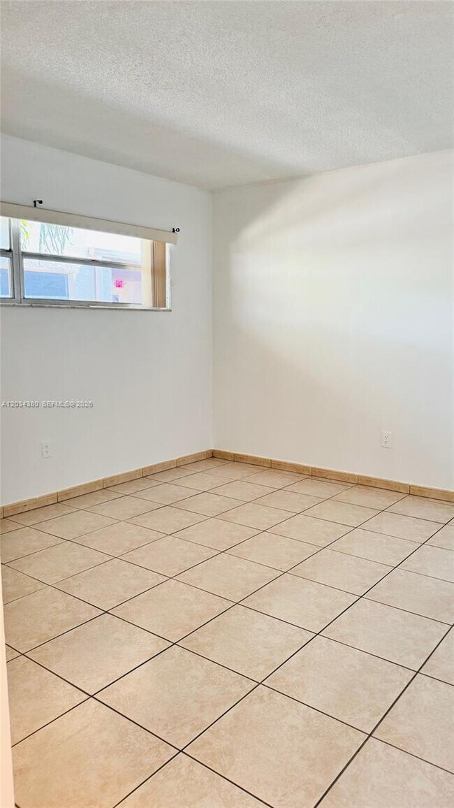 Building Photo - 1480 W 46th St