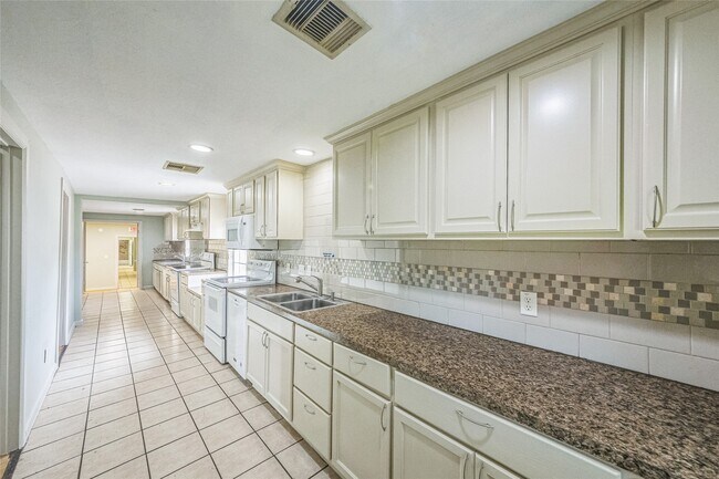 Building Photo - 2119 Jensen Dr