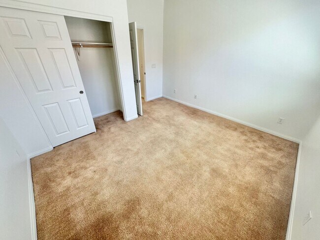 Building Photo - BEAUTIFUL 4 BEDROOM HOME IN GUARD GATED CO...