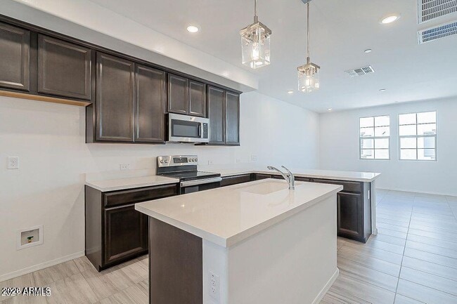 Building Photo - 2669 S Peppertree Dr