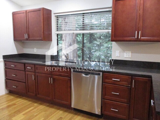 Building Photo - Spacious 3 Bedroom, 2.75 Bathroom Condo in Gig Harbor