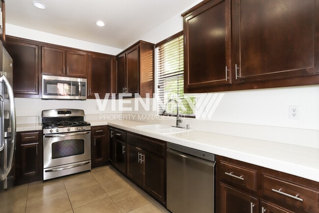 Building Photo - Beautiful Townhouse for Rent in Sacramento!