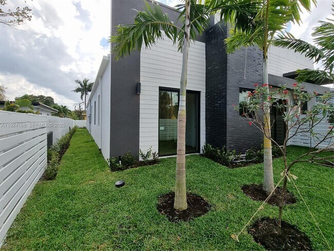 Building Photo - 810 NE 14th Pl