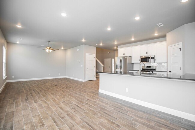 Building Photo - 2010 Periwinkle Pl