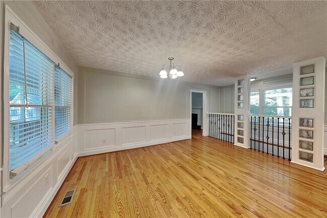 Building Photo - 804 Oak Trce