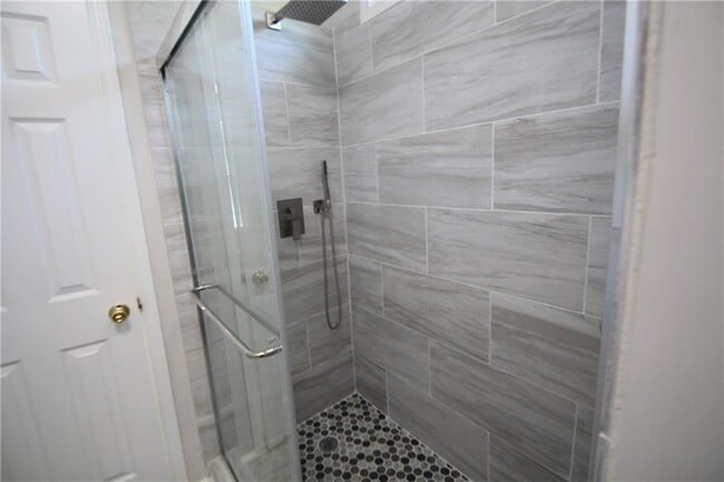 Building Photo - 258 Brookcliff Dr NE