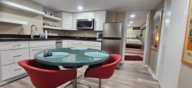 Building Photo - 4633 Kernwood Ave