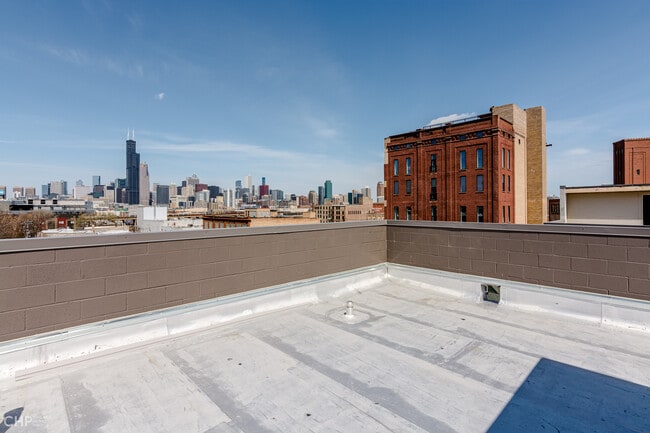 Building Photo - 562 W 18th St