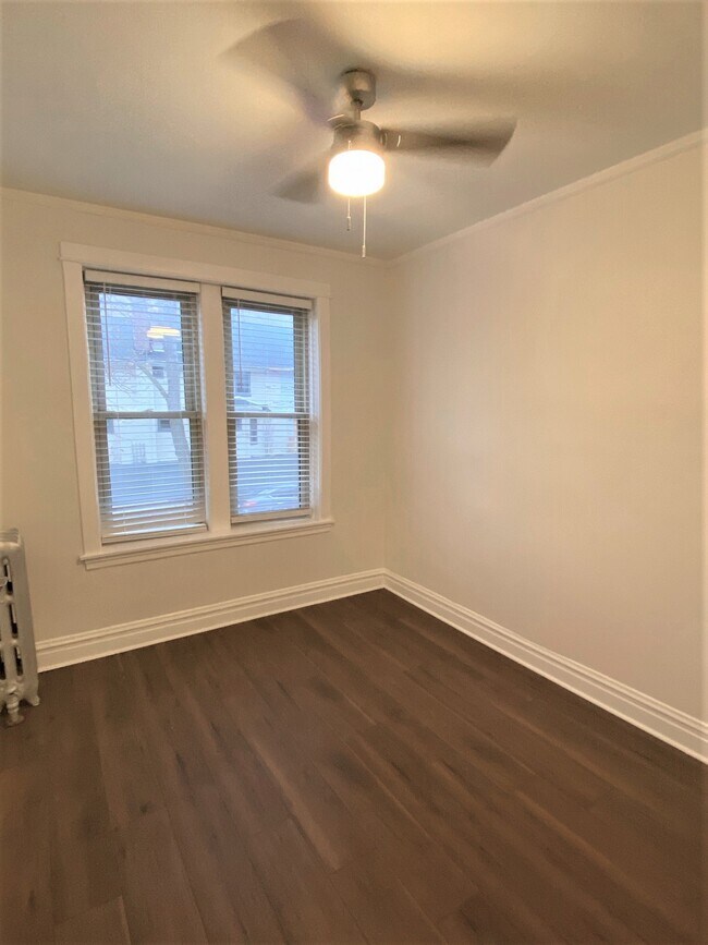 Building Photo - 1425 W Albion Ave