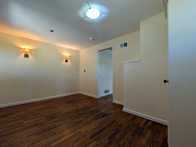 Building Photo - 890 E 29th Ave