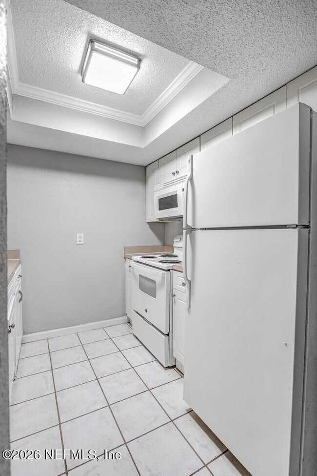 Building Photo - 3906 Mission Dr