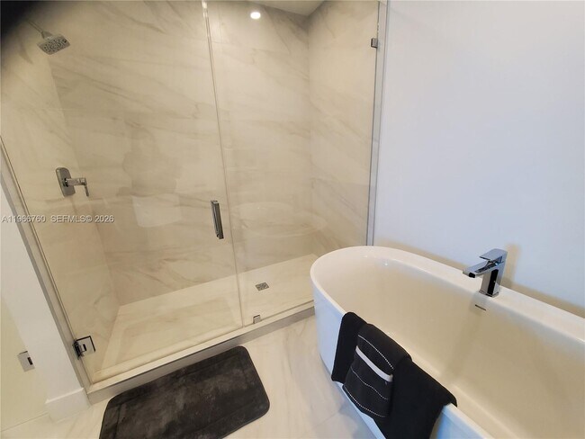 Building Photo - 17550 Collins Ave