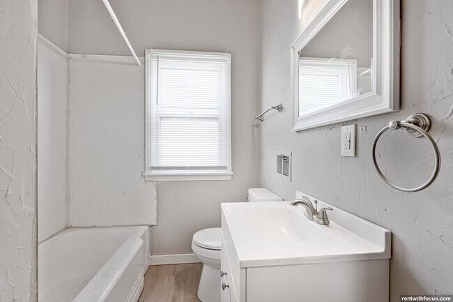 Building Photo - 803 N Broadway