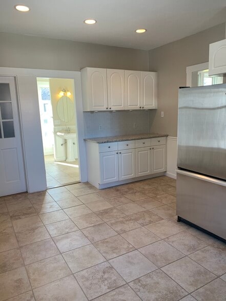 Kitchen/bathroom - 3 Central St
