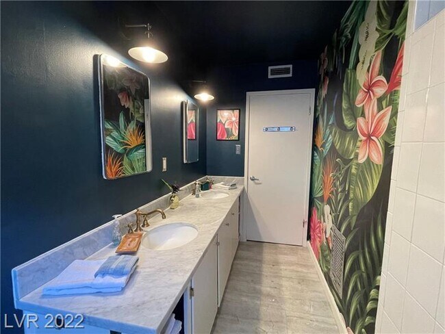 Building Photo - FULLY FURNISHED! & Recently renovated mid-term in downtown - close to arts district