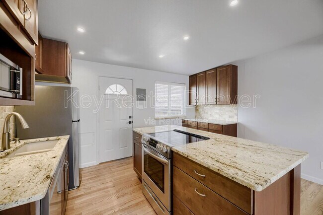 Building Photo - 221 S Holly St