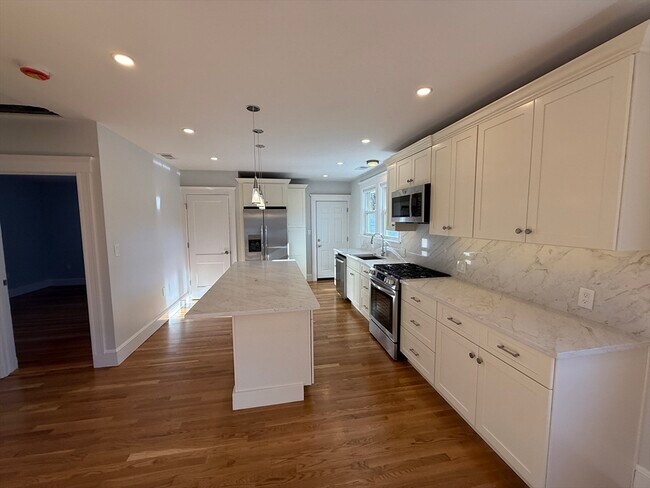 Building Photo - 79 Hovey St