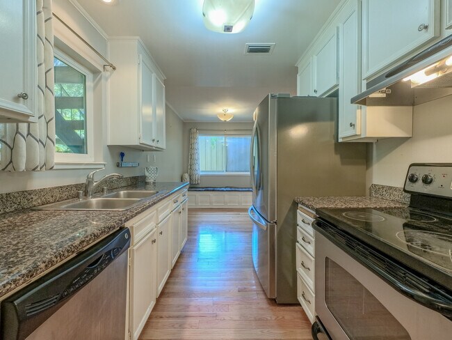 Building Photo - 402 Alberto Way
