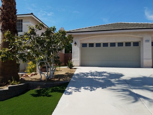 Building Photo - Elegant Single-Story Pool Home in Gated Community with Upgraded Kitchen & Easy-Care Backyard Pool...
